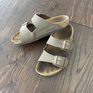 Good condition Birkenstock two strap sandals in size 31 (Size 1)